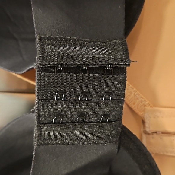 💕VINCE CAMUTO💕 Wire Free Bra & T-Shirt Bra (2 Pack) ~ Black & Nude 34C NWT - Picture 4 of 9